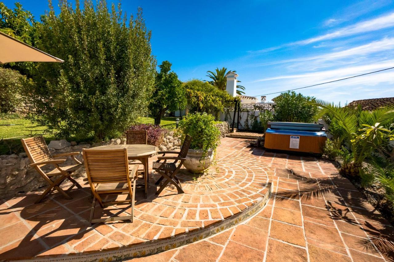 Private Heated Pool, Jacuzzi & 1225m2 Garden In Cipreses Villa *