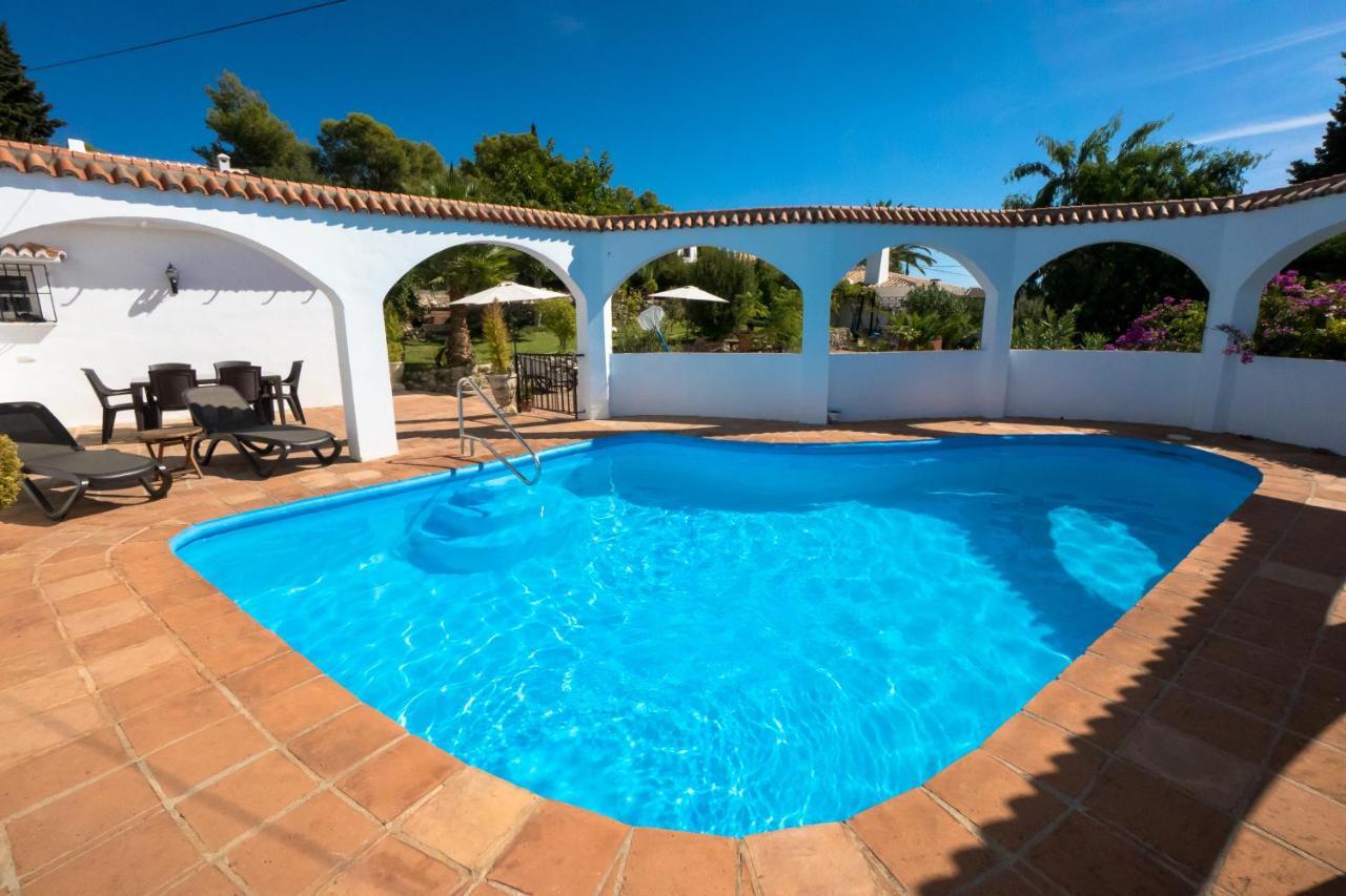 Private Heated Pool, Jacuzzi & 1225m2 Garden In Cipreses Villa *