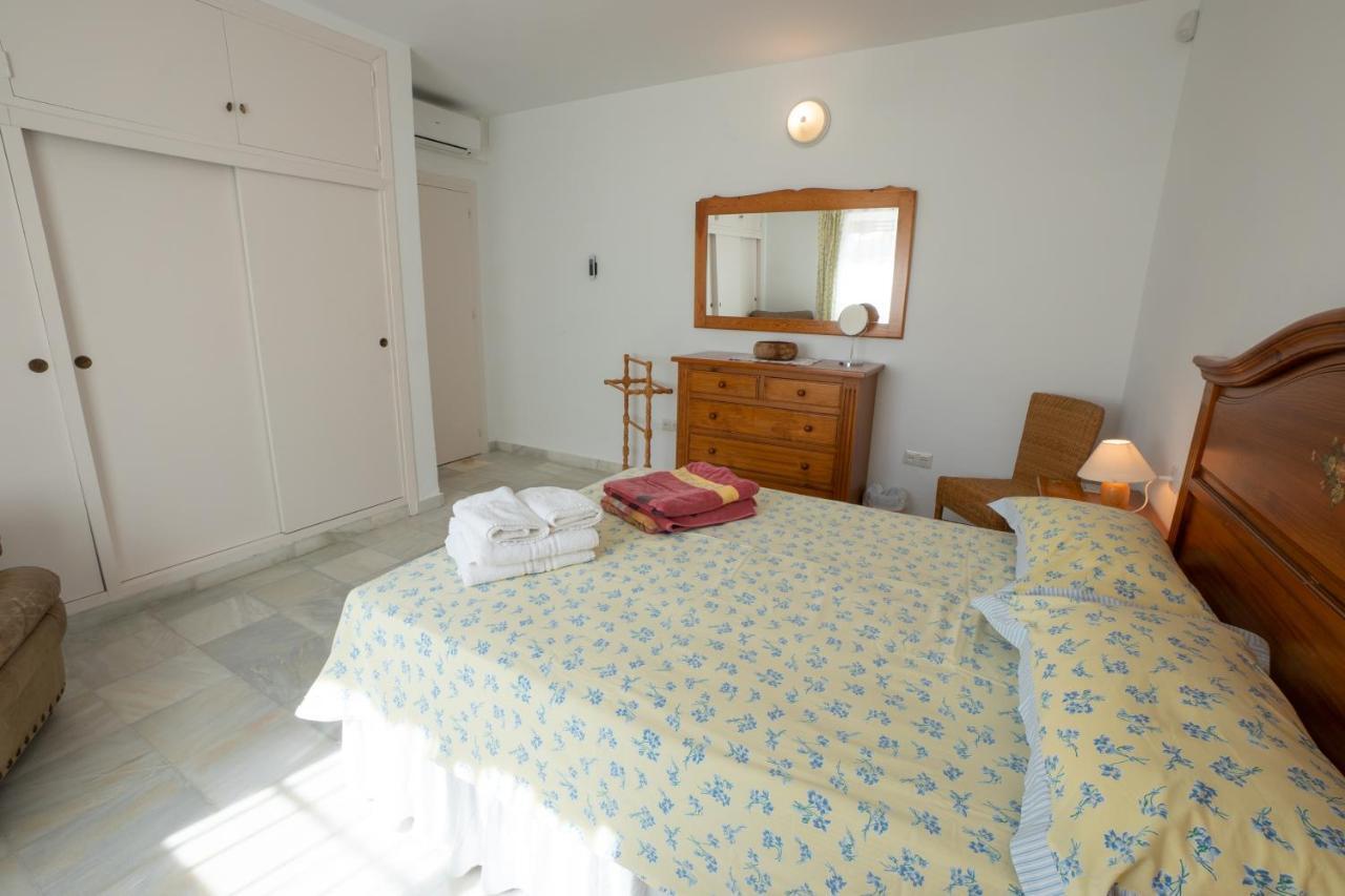 Private Heated Pool, Jacuzzi & 1225m2 Garden In Cipreses Villa