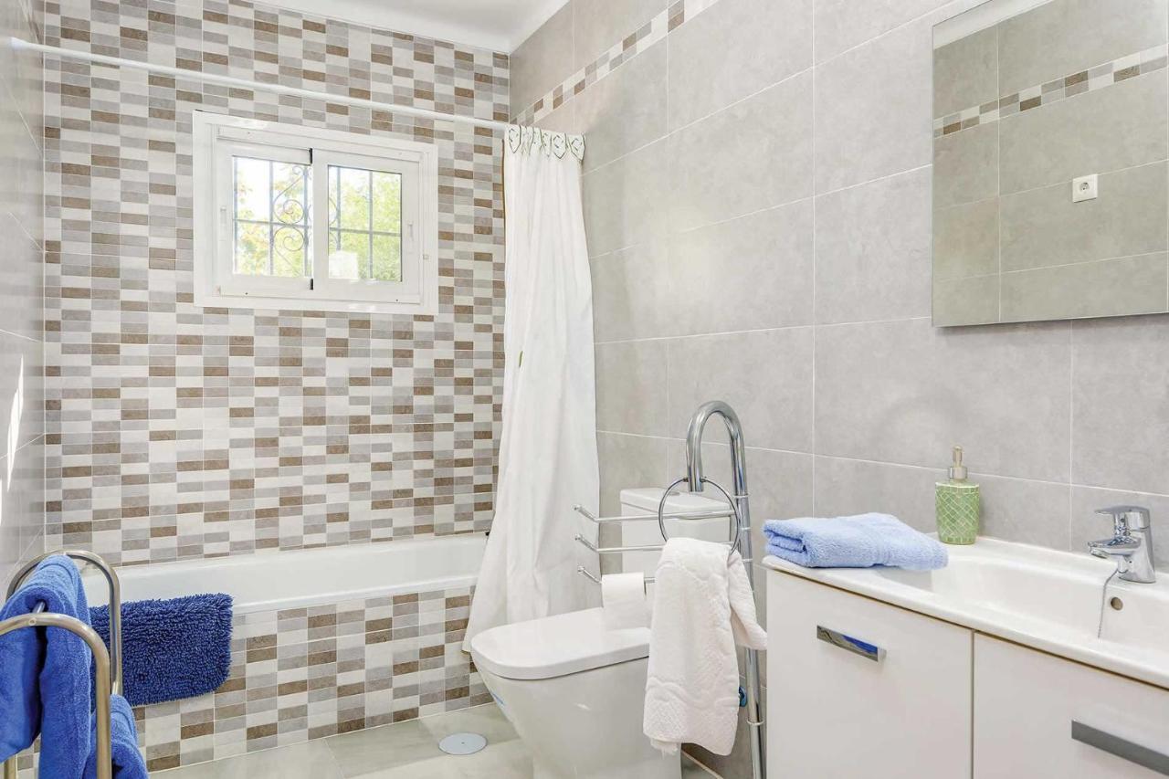 Villa Private Heated Pool, Jacuzzi & 1225m2 Garden In Cipreses *