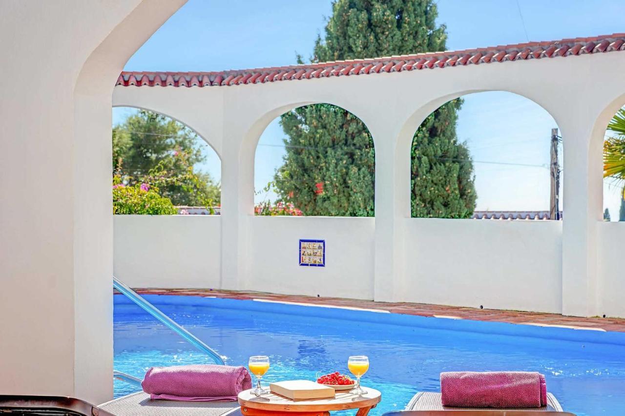 Private Heated Pool, Jacuzzi & 1225m2 Garden In Cipreses Villa *
